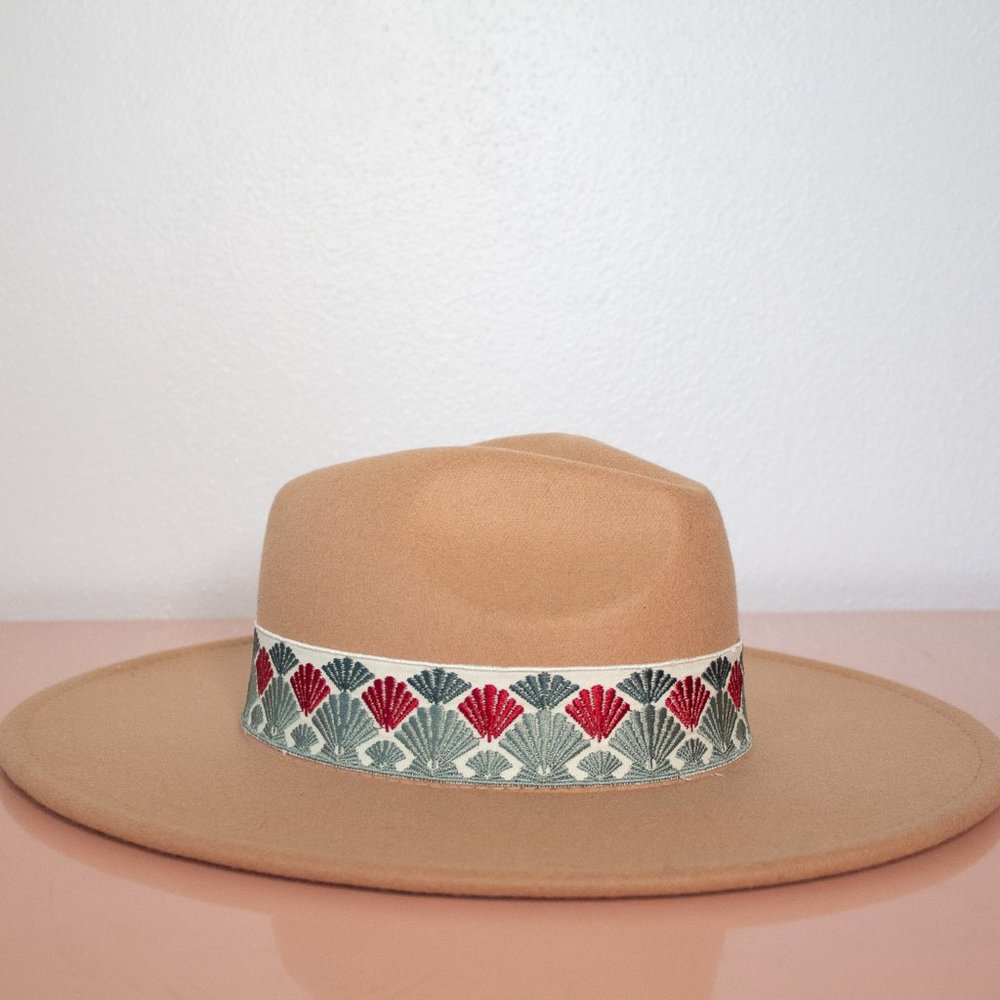 Adjustable western hat with cute hat band